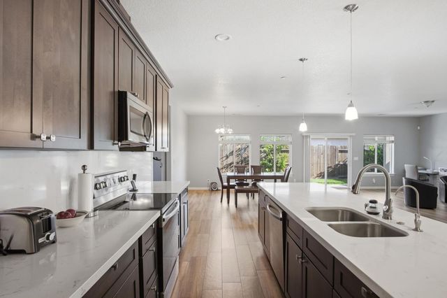 215 E Hawkeye Ave, Turlock, CA 95380