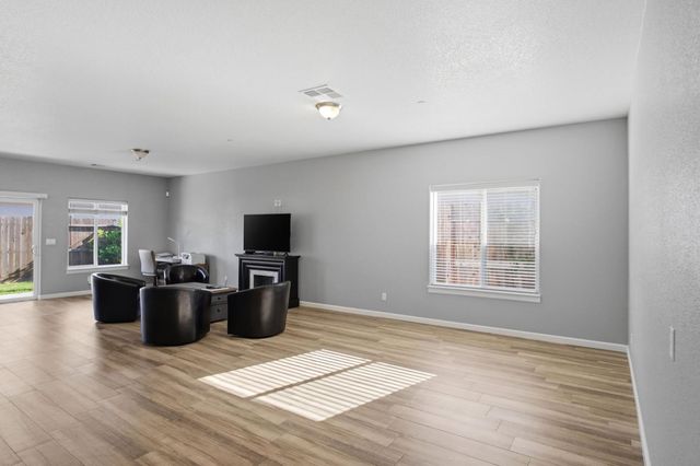 215 E Hawkeye Ave, Turlock, CA 95380