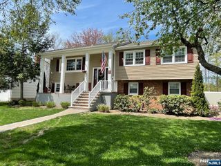 21 Laurel Court, Paramus, NJ 07652