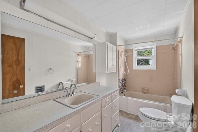 940 Meadowlane Drive NW, Lenoir, NC 28645