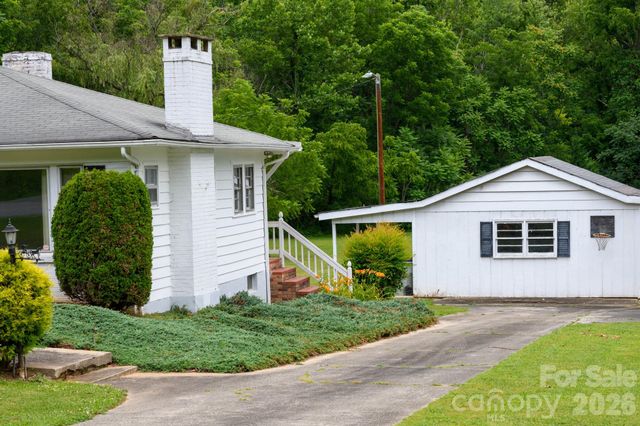 940 Meadowlane Drive NW, Lenoir, NC 28645