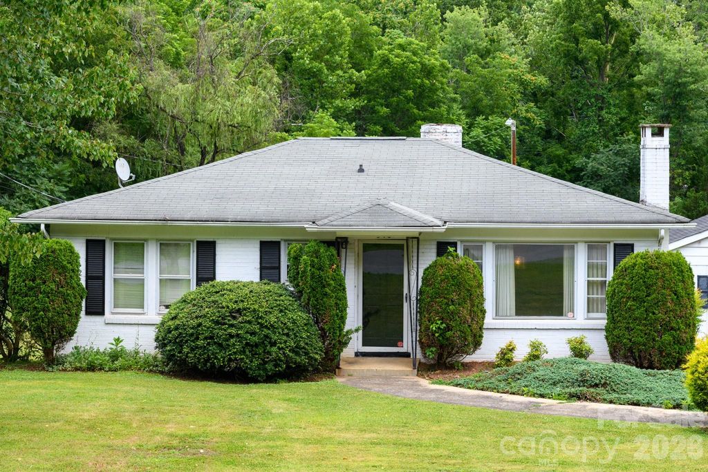 940 Meadowlane Drive NW, Lenoir, NC 28645