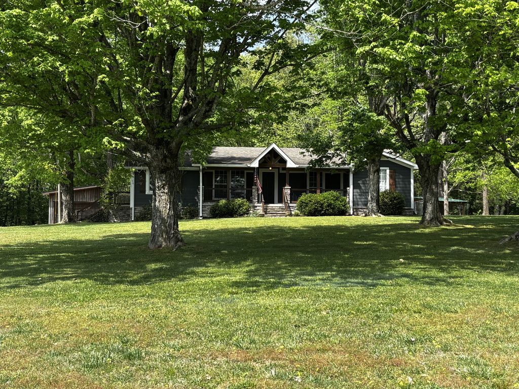 424 Buddy Rd, Burns, TN 37029