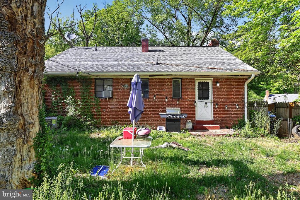 Image 4 of property listing at 8513 14TH AVE, Hyattsville, MD 20783