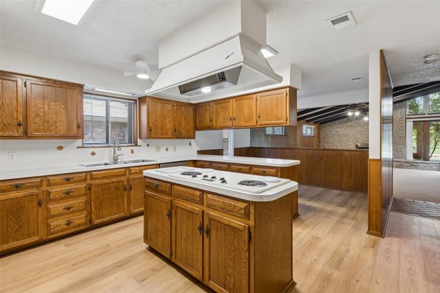 1928 Loma Linda Court, Fort Worth, TX 76112