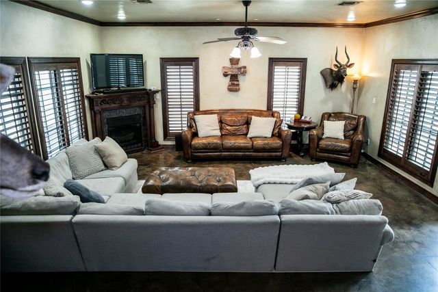 917 East Street, Graham, TX 76450