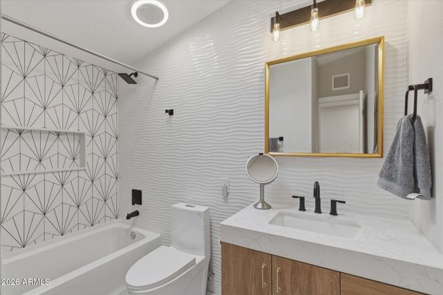 3929 E MERCER Lane, Phoenix, AZ 85028