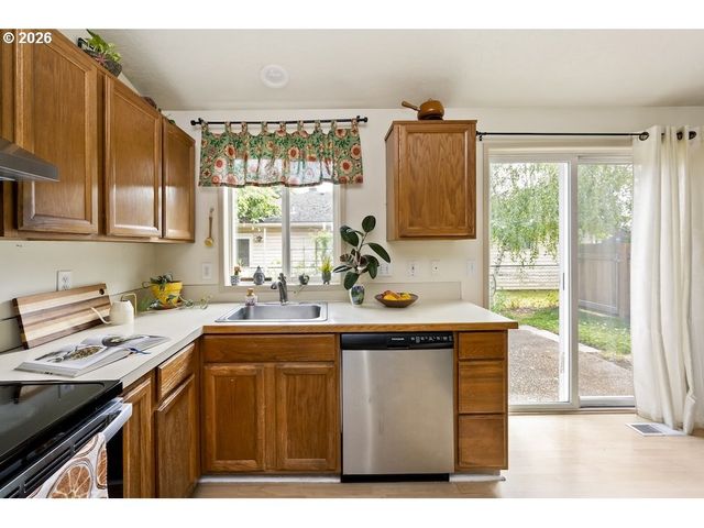 636 Se 84TH Ave, Portland, OR 97216