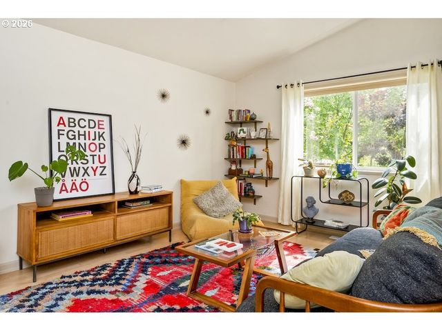 636 Se 84TH Ave, Portland, OR 97216