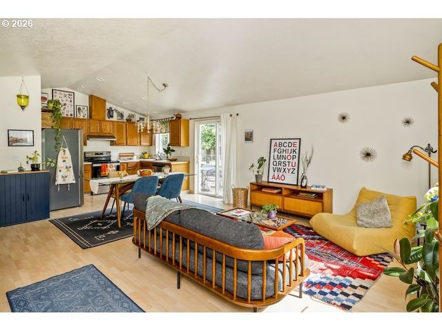 636 Se 84TH Ave, Portland, OR 97216