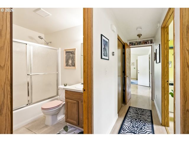 636 Se 84TH Ave, Portland, OR 97216