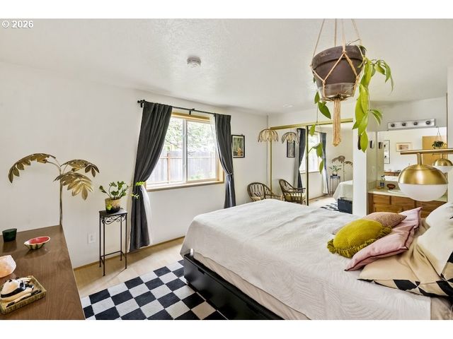 636 Se 84TH Ave, Portland, OR 97216