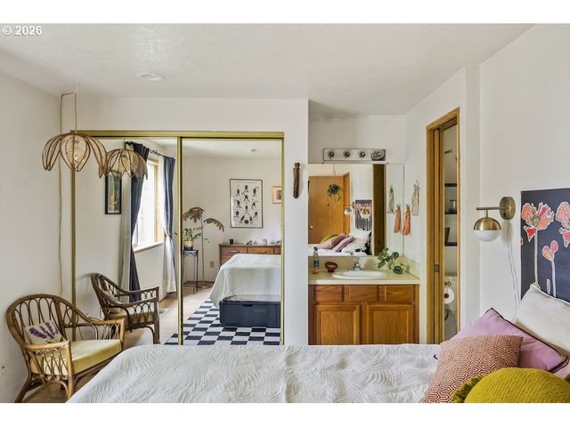 636 Se 84TH Ave, Portland, OR 97216