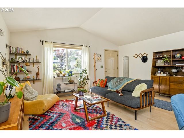 636 Se 84TH Ave, Portland, OR 97216