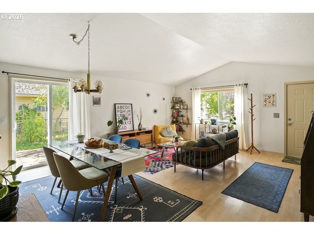 636 Se 84TH Ave, Portland, OR 97216