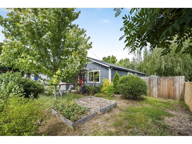 636 Se 84TH Ave, Portland, OR 97216