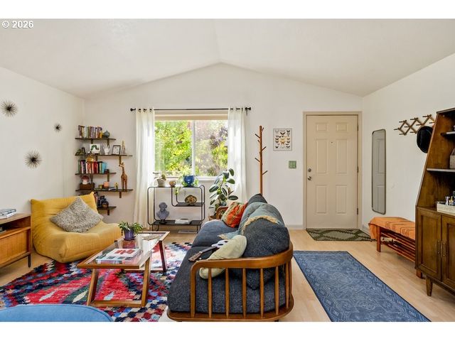 636 Se 84TH Ave, Portland, OR 97216