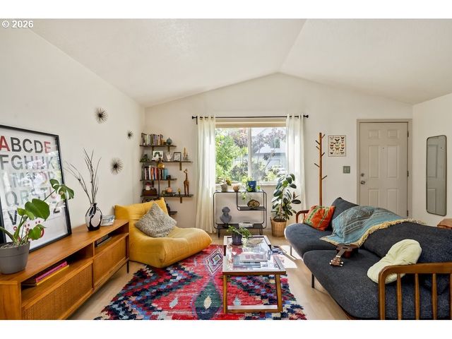 636 Se 84TH Ave, Portland, OR 97216