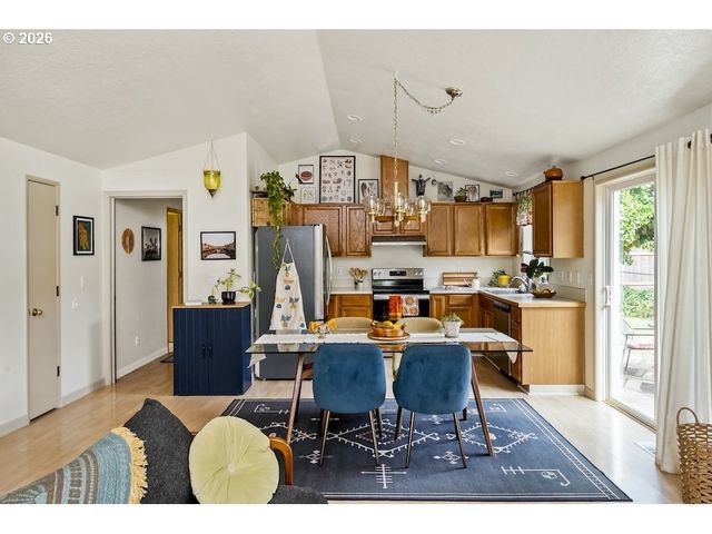 636 Se 84TH Ave, Portland, OR 97216