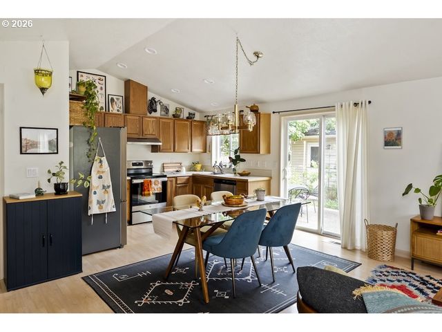 636 Se 84TH Ave, Portland, OR 97216