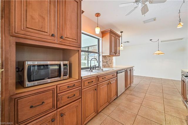 634 SE 32nd ST, Cape Coral, FL 33904