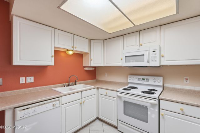 500 W Ocotillo Place, Green Valley, AZ 85614