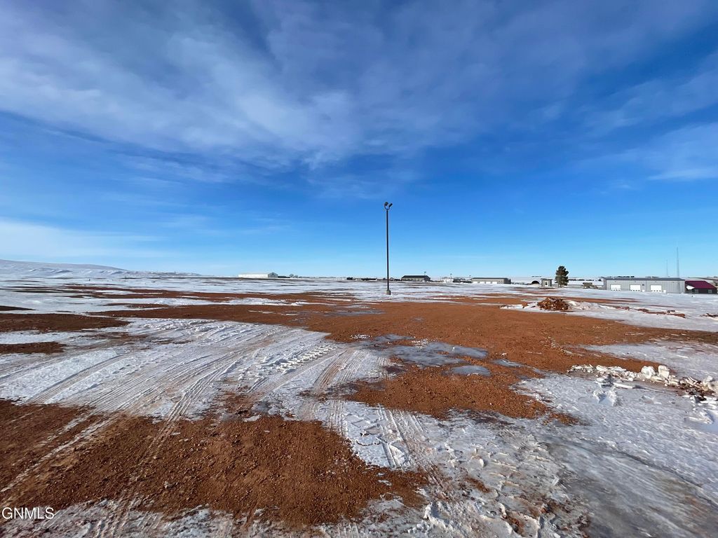 10935 27j Street SW, Dickinson, ND 58601 photo 2