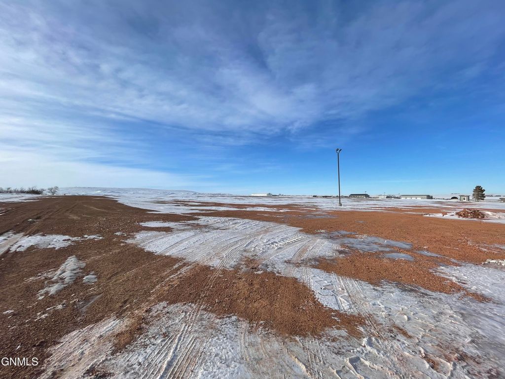 10935 27j Street SW, Dickinson, ND 58601 photo 4