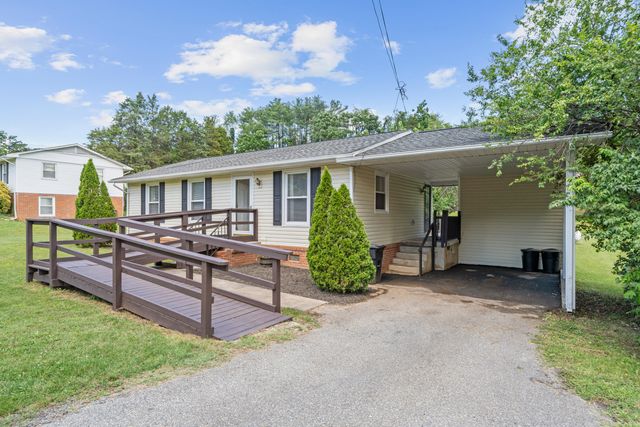 3268 Read Mountain RD, Roanoke, VA 24019