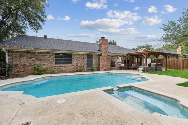 2804 Ridgewood Drive, Hurst, TX 76054
