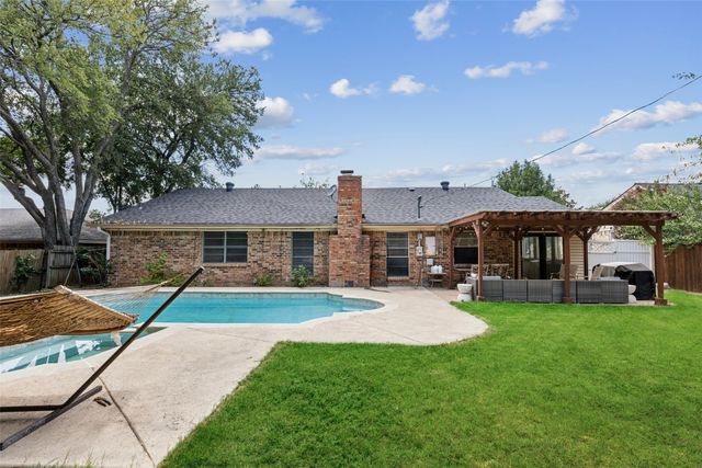 2804 Ridgewood Drive, Hurst, TX 76054