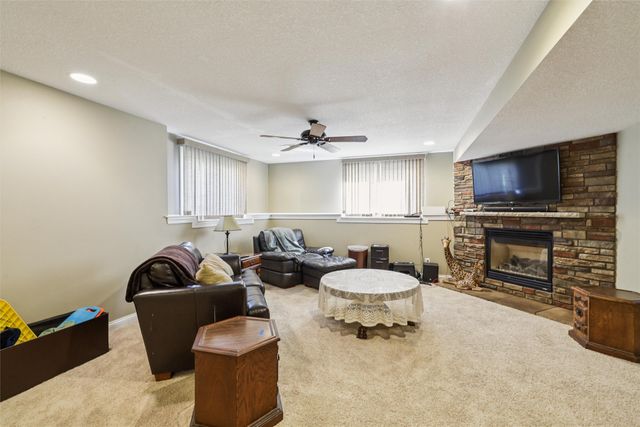 6805 Aubrey Court, Johnston, IA 50131