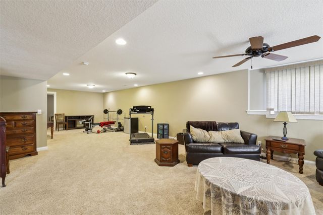 6805 Aubrey Court, Johnston, IA 50131