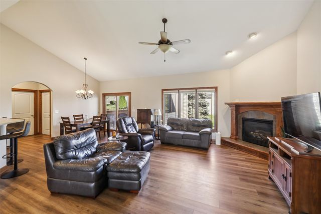 6805 Aubrey Court, Johnston, IA 50131