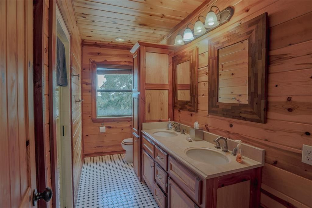 Image 23 of property listing at 145 Lake Bluff Lane, Broken Bow, OK 74728