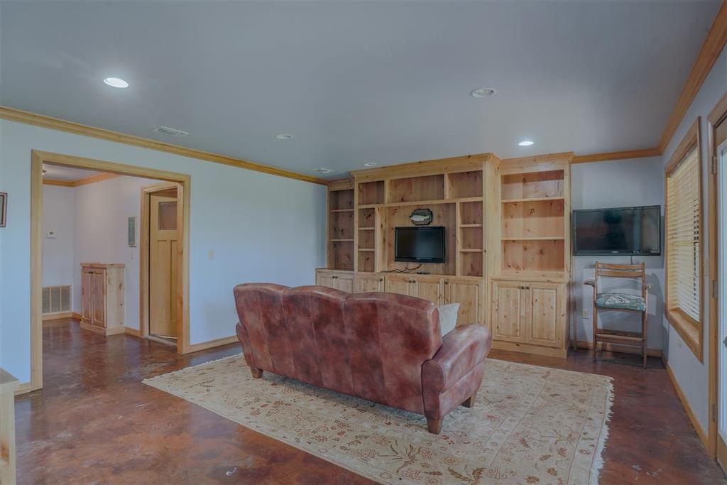 Image 32 of property listing at 145 Lake Bluff Lane, Broken Bow, OK 74728