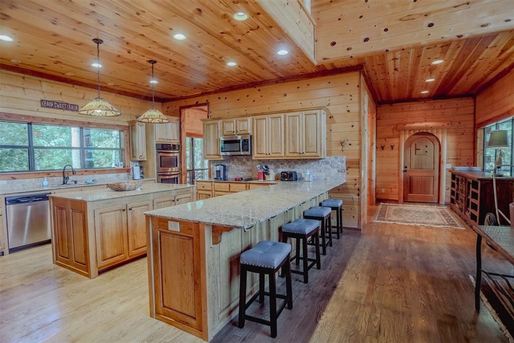 Image 5 of property listing at 145 Lake Bluff Lane, Broken Bow, OK 74728