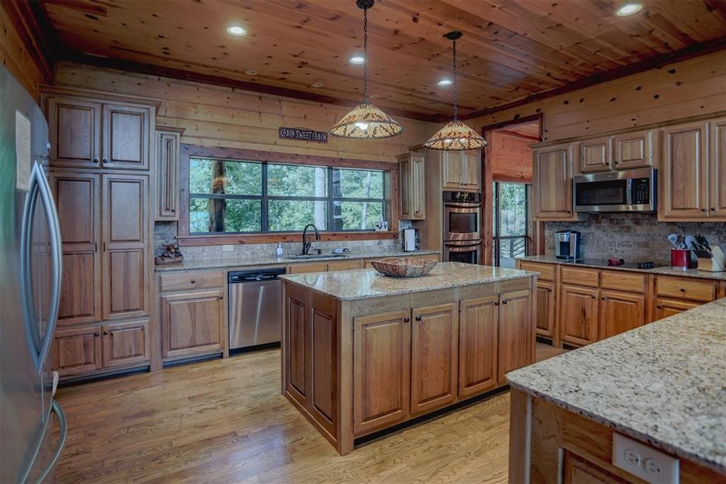 Image 6 of property listing at 145 Lake Bluff Lane, Broken Bow, OK 74728