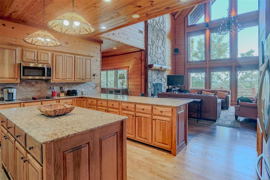 Image 7 of property listing at 145 Lake Bluff Lane, Broken Bow, OK 74728