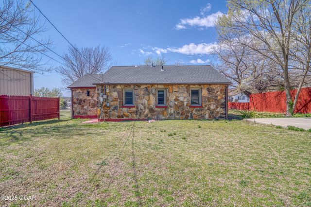 609 S St Charles Avenue, Joplin, MO 64801