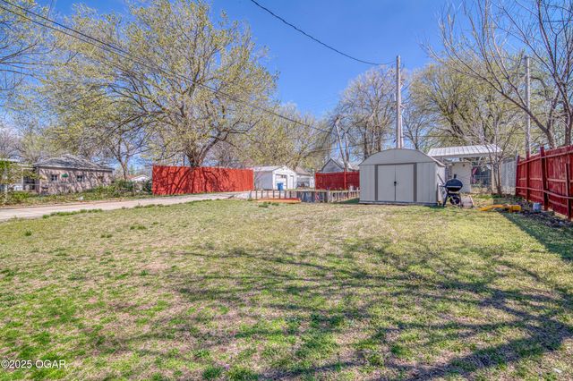 609 S St Charles Avenue, Joplin, MO 64801