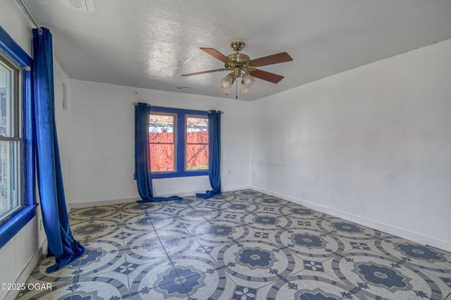 609 S St Charles Avenue, Joplin, MO 64801