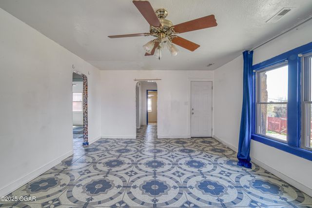 609 S St Charles Avenue, Joplin, MO 64801