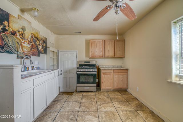 609 S St Charles Avenue, Joplin, MO 64801