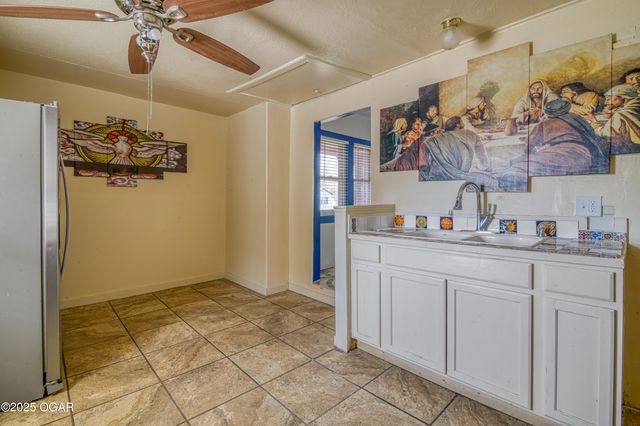 609 S St Charles Avenue, Joplin, MO 64801