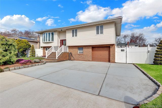 320 Idaho Street, Lindenhurst, NY 11757