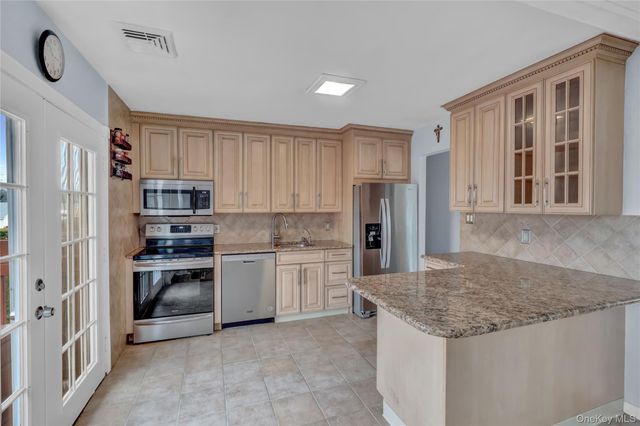 320 Idaho Street, Lindenhurst, NY 11757