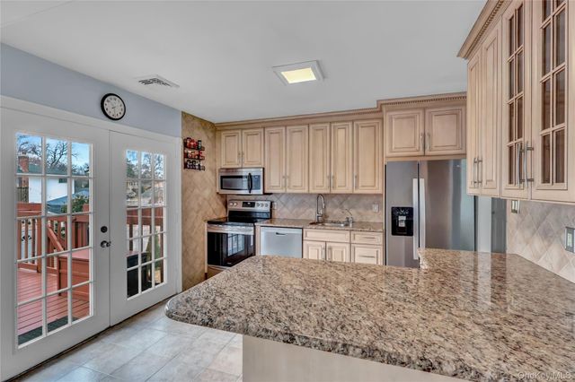 320 Idaho Street, Lindenhurst, NY 11757