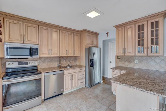 320 Idaho Street, Lindenhurst, NY 11757