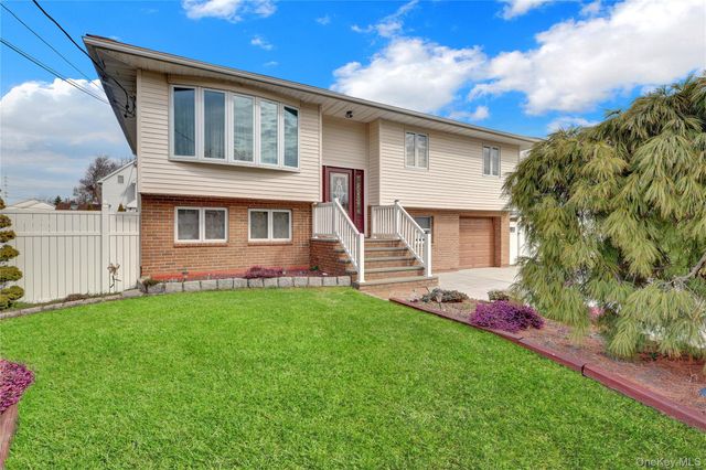 320 Idaho Street, Lindenhurst, NY 11757